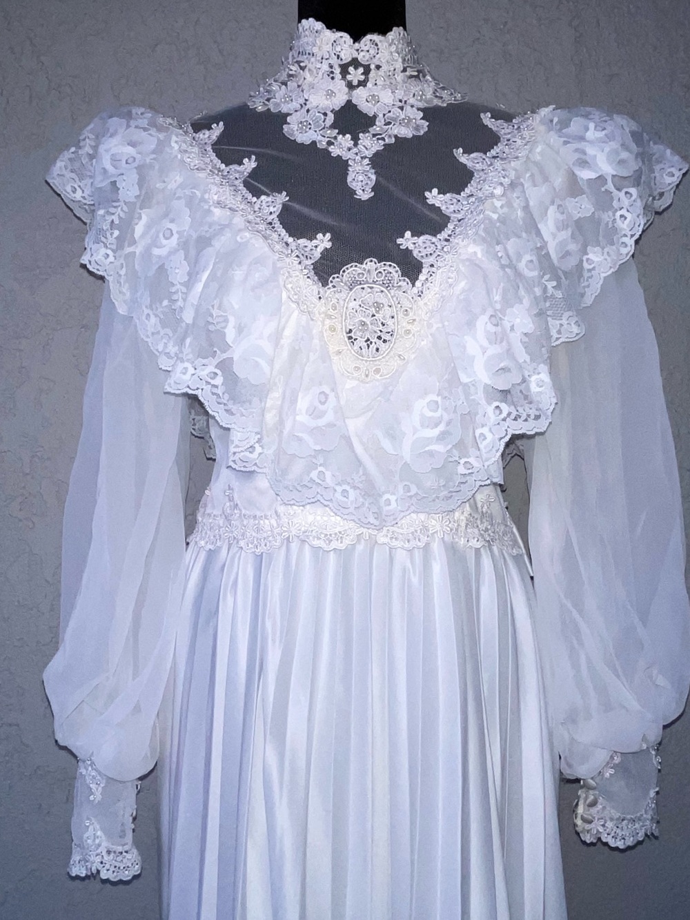 Vintage-Inspired White Lace Ruffled Wedding Gown size XXS